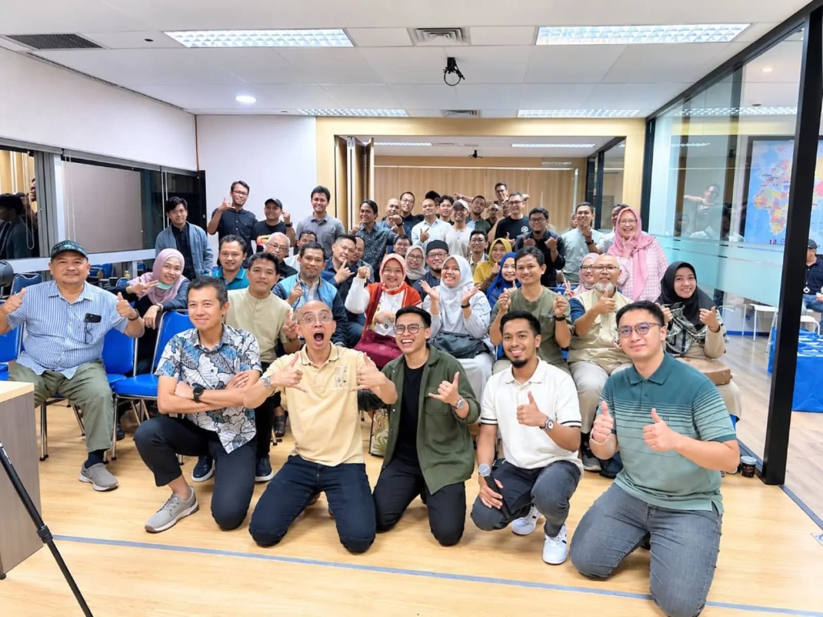 Peserta dan mentor DIGROW berkumpul dalam sesi kelas offline