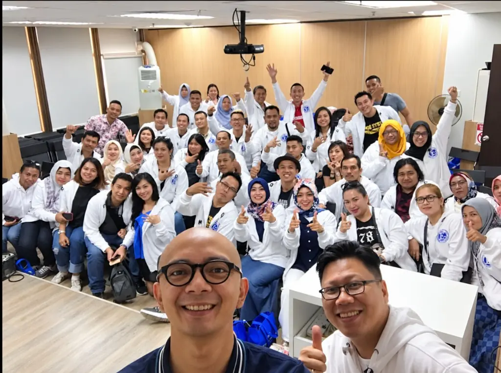 Peserta dan mentor berfoto bersama setelah kelas offline DIGROW